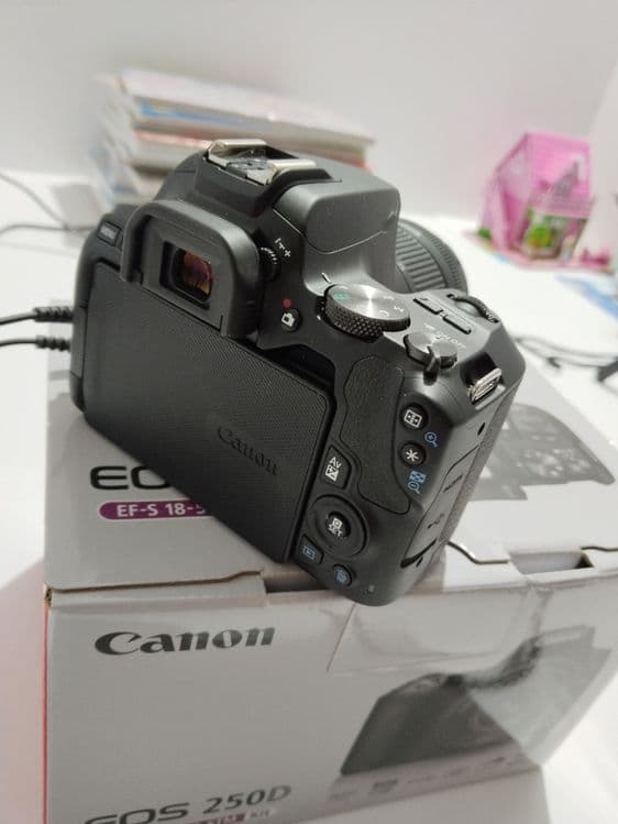 Canon EOS 250 D videokamera — 1