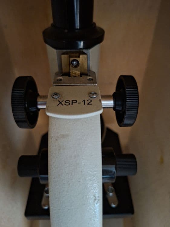 Монокулярный биологический микроскоп XSP-12. — 2