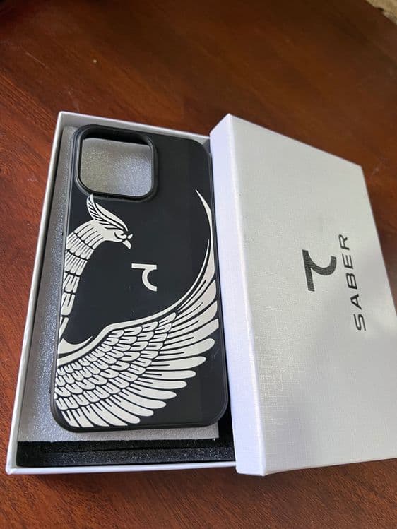 I phone 13 pro korpusi Saber logotipli, sifatli karobkasi bilan — 1