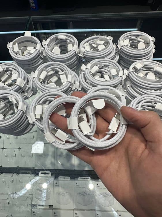 Apple Adapter 20w and Usb-C IPhone 15/16 Series — 5