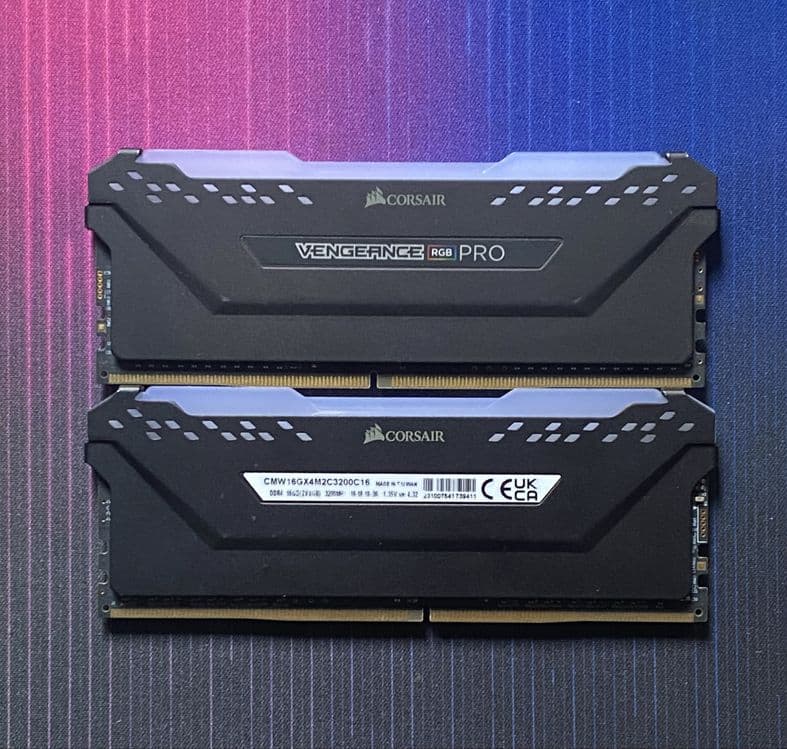 VENGEANCE® RGB PRO 16 ГБ (2 x 8 ГБ) DDR4 DRAM 3200 МГц C16 — черный — 2