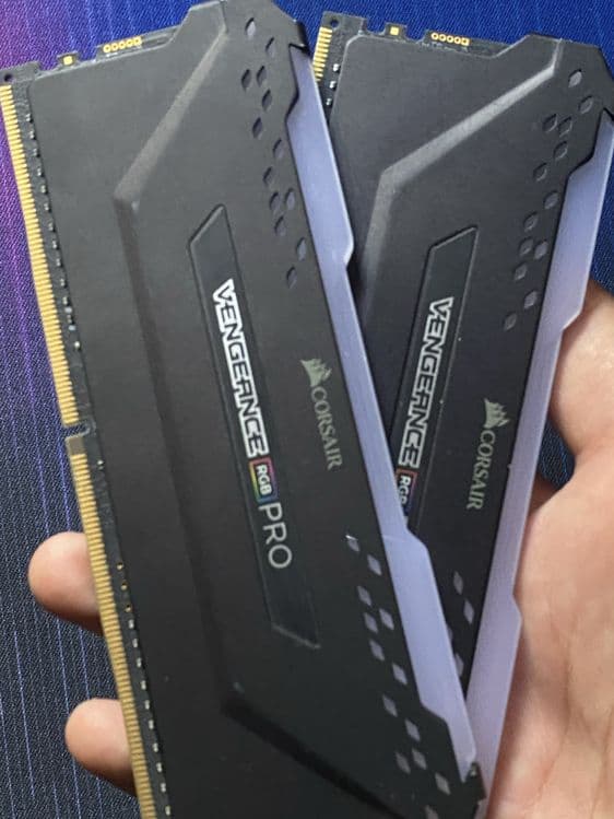 VENGEANCE® RGB PRO 16 ГБ (2 x 8 ГБ) DDR4 DRAM 3200 МГц C16 — черный — 3