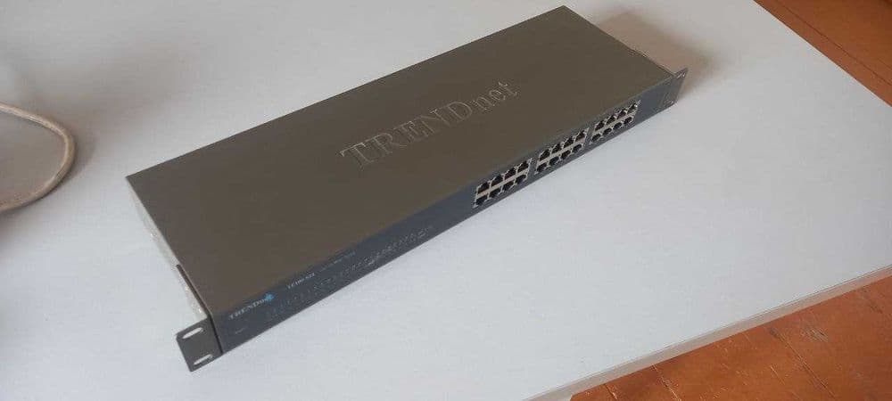 NWay Fast Ethernet Switch
TE100-S24  24-Port 10/100Mbps — 1