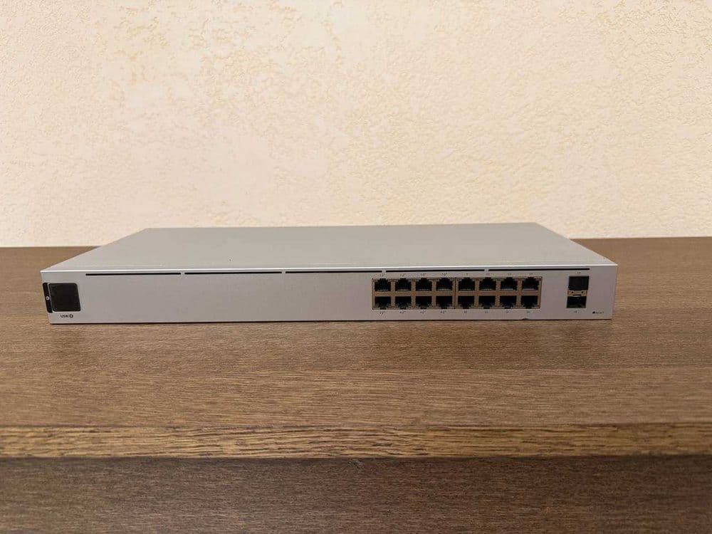 Unifi 16 port poe switch (USW-16-POE) — 1