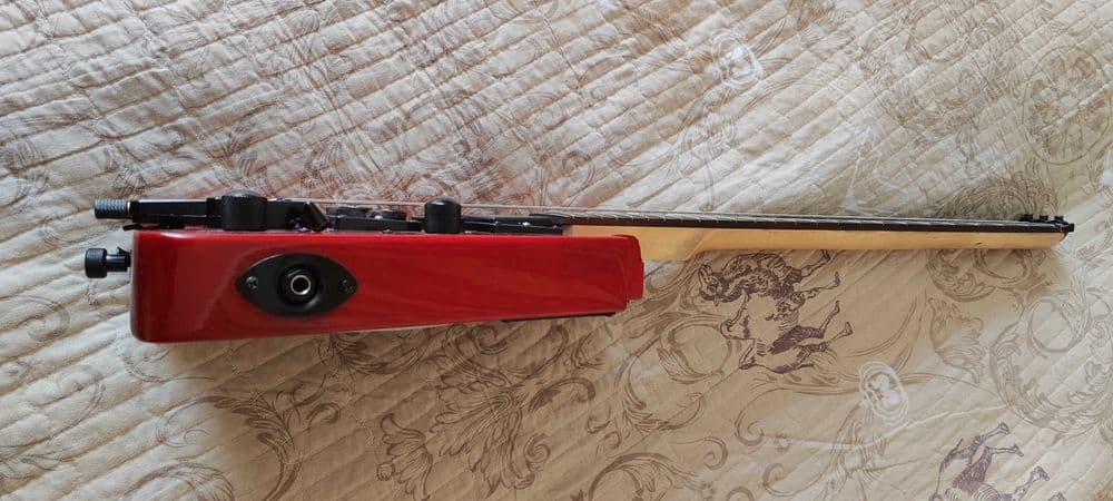 Новая модель безголовой электрогитары EMG. — 3