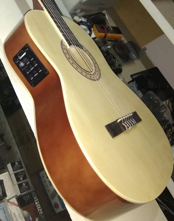 39 elektro klassik gitaralar sotiladi — 1