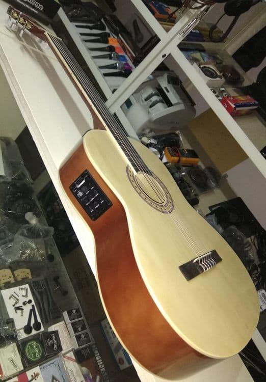 39 elektro klassik gitaralar sotiladi — 2