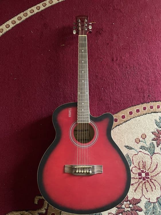 Akustik gitara sotiladi — 2