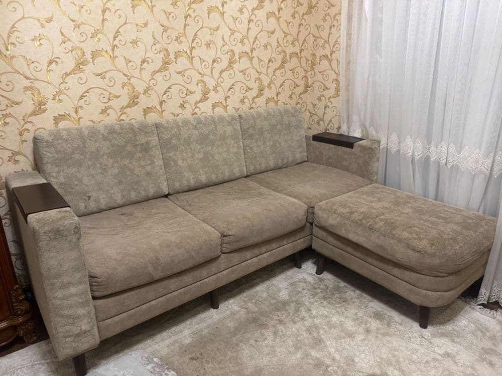 Угловой дивана в хорошем состоянии размер: 230x90 с пуфиком — 2