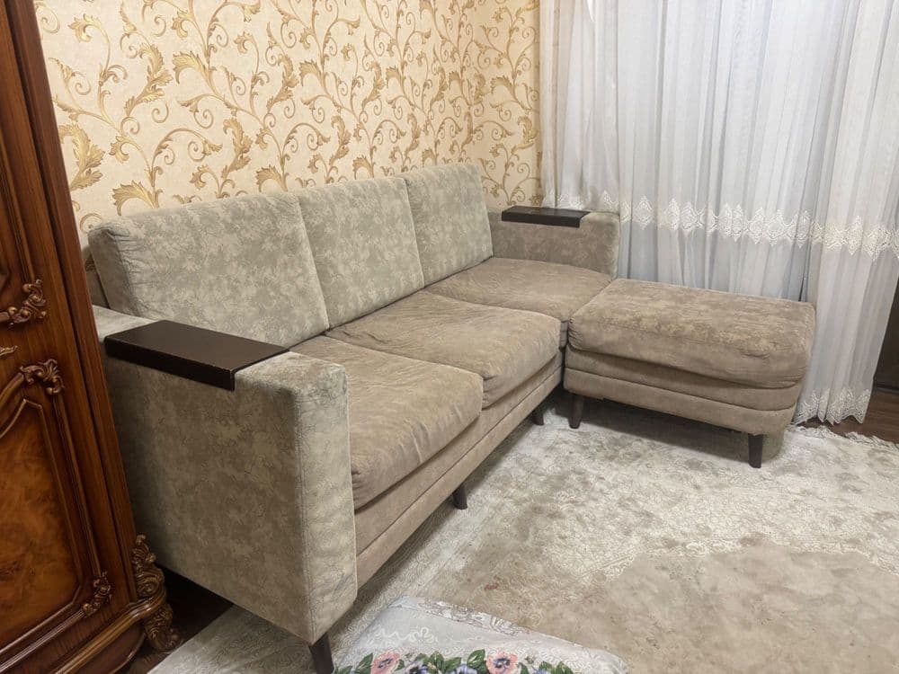Угловой дивана в хорошем состоянии размер: 230x90 с пуфиком — 3