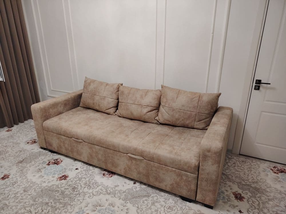 Prodayotsa divan — 2