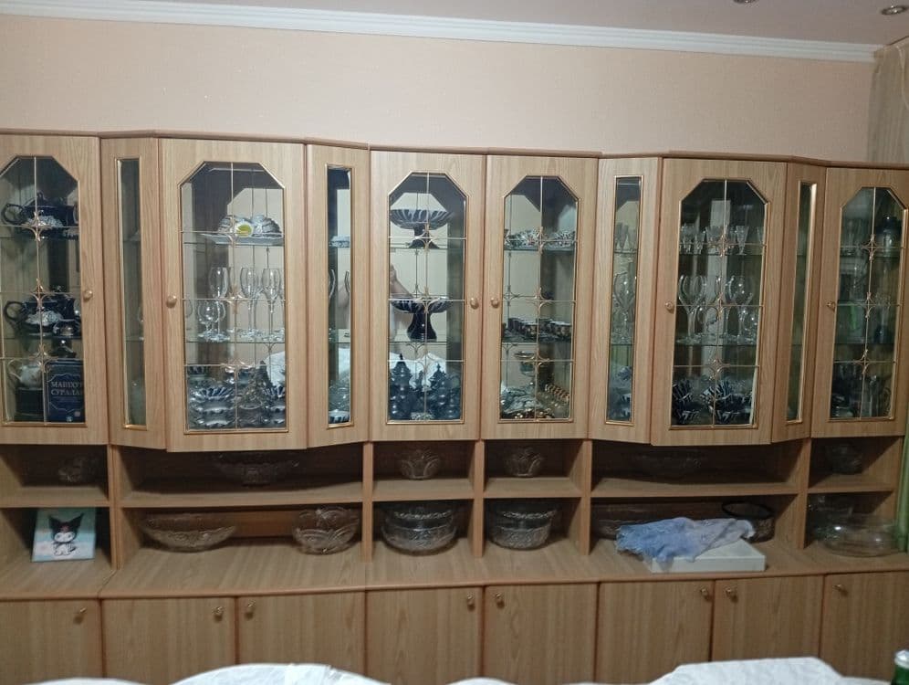 Продам стулья 12 шт по 150 000 сумов и стенка три с половиной метра ме — 4