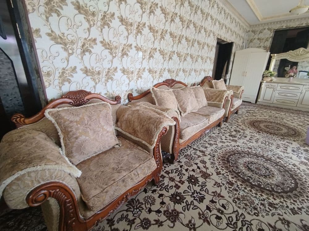 Divan kreslo yongoniki hitotiki — 2