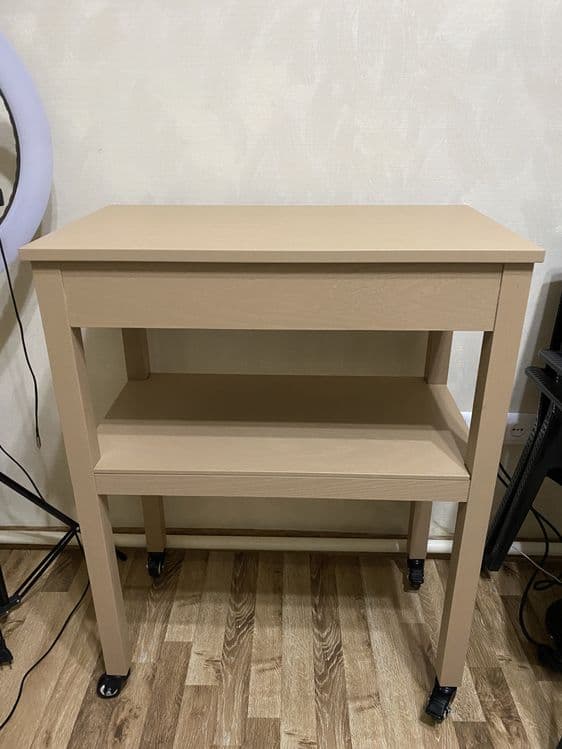 Срочно продам стол на колёсах и 4 пуфика — 1