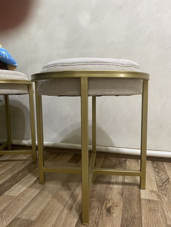 Срочно продам стол на колёсах и 4 пуфика — 2