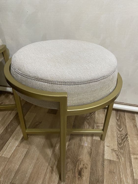 Срочно продам стол на колёсах и 4 пуфика — 3
