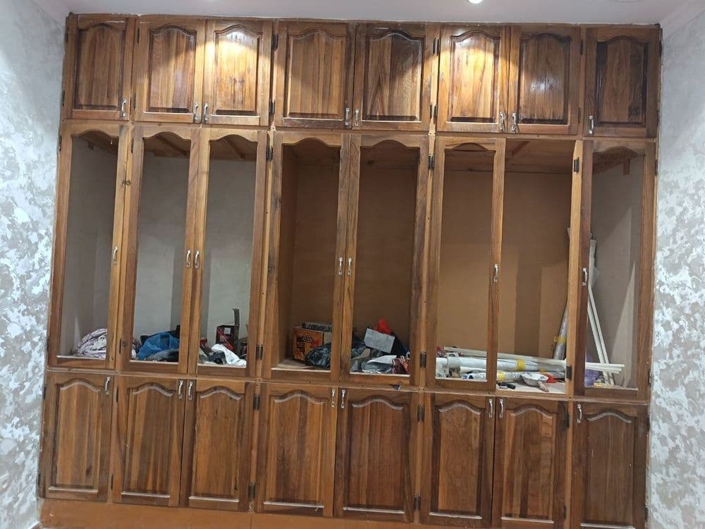 Встроенный шкаф из орехового дерева