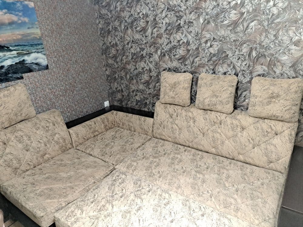 Продаётся два дивана,одно кресло,журнальный столик — 1