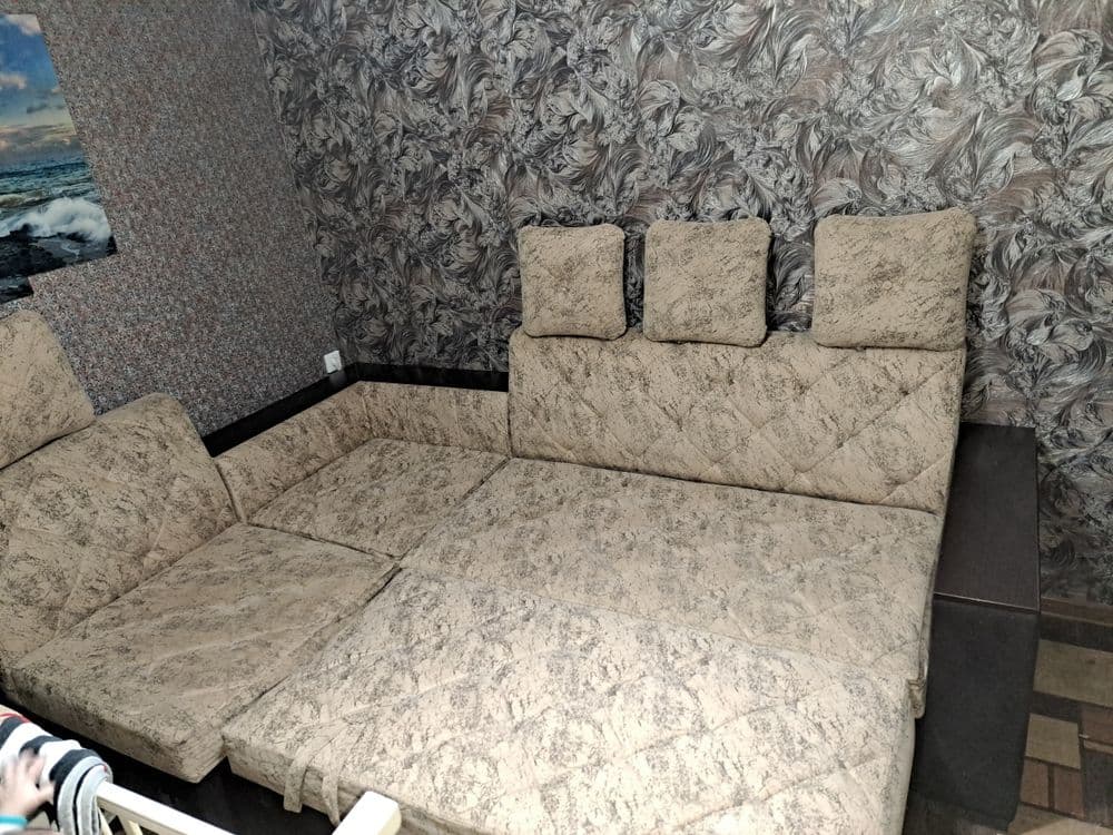 Продаётся два дивана,одно кресло,журнальный столик — 2