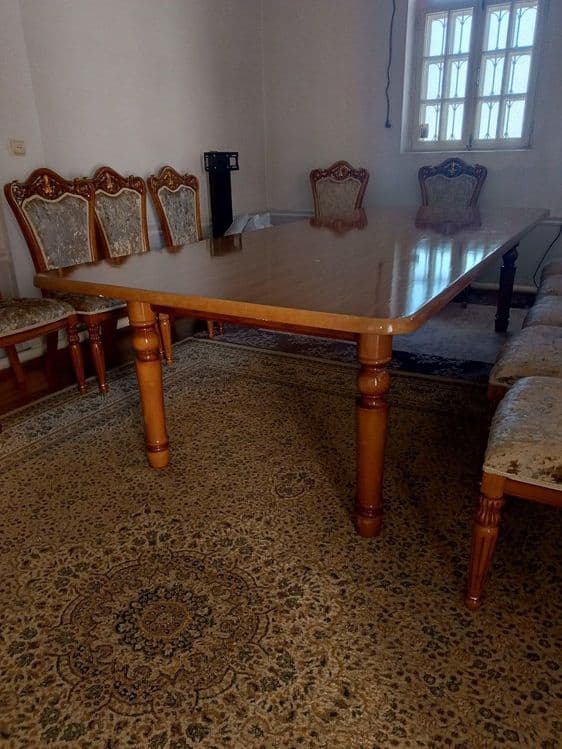 Стол и стулья для гостей — 1