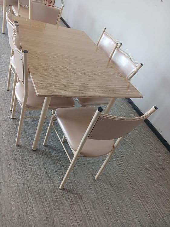 Stol stul 6 kishilik 4 ta bor..Marazalnik.Marojni aparat. Vetrina xolo — 2