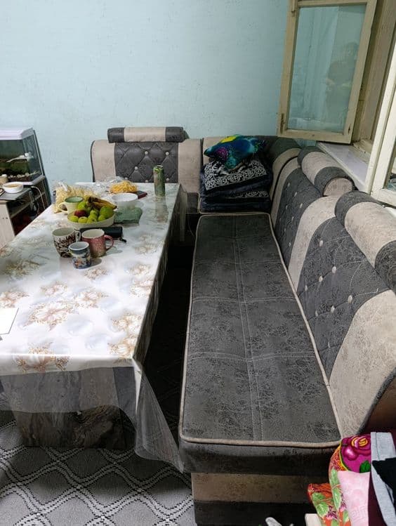 Уголок сотилади, продается уголок