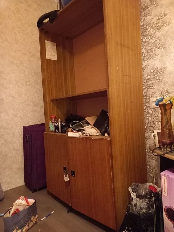 Шкафлар, трюмо, подставка сотилади — 2
