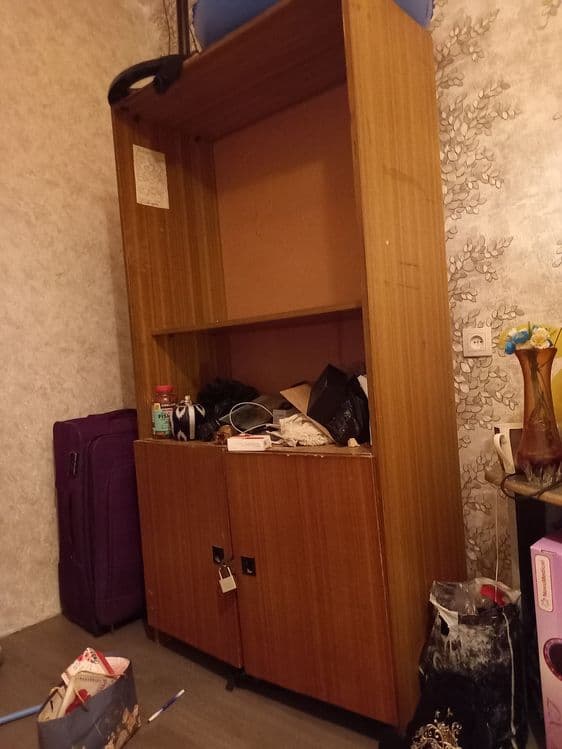 Шкафлар, трюмо, подставка сотилади — 3