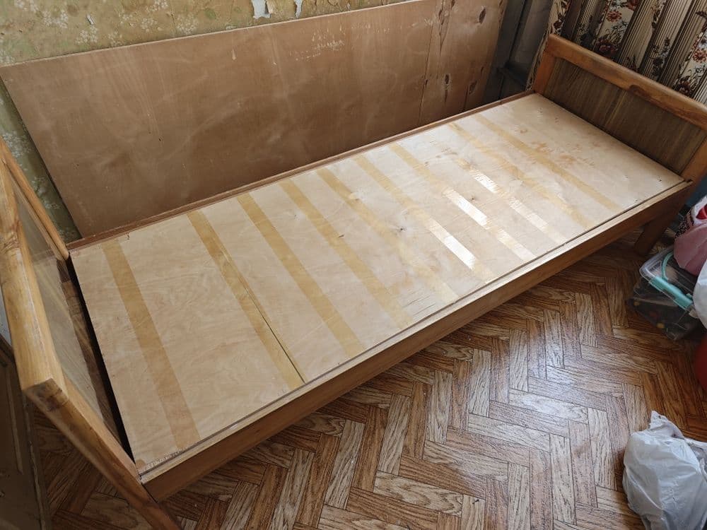 Продаю 2 деревянные кровати БЕЗ матрасов — 1
