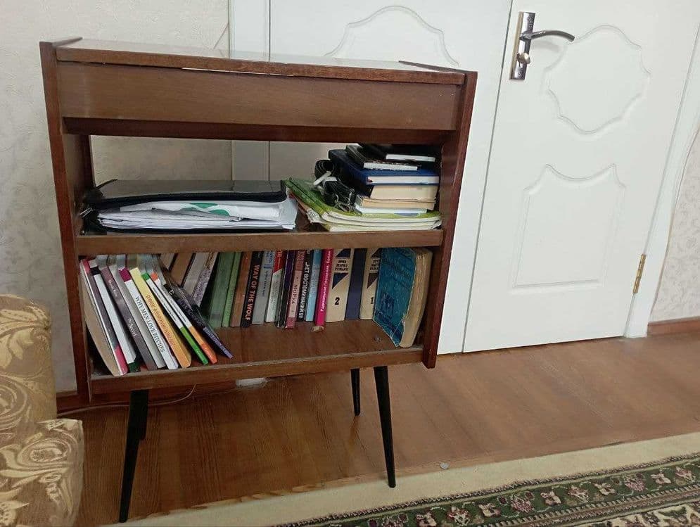 Продается срочно  тумбочка для книг на ножках 84*62*30см — 1