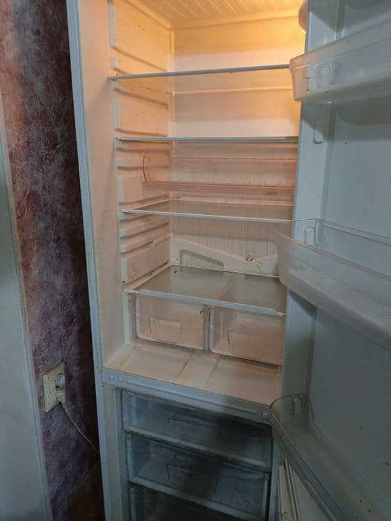 Продается кухонный гарнитур , холодильник , стенка , трельяж тумба — 3
