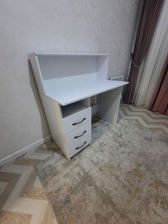 Универсальный письменный стол парта . — 4