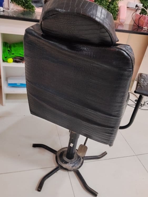 Kreslo sotiladi narxi kelishiladi — 2