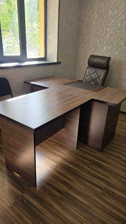Ofis mebellari yangidek turibdi. — 1