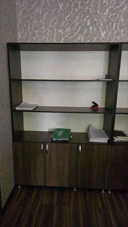 Ofis mebellari yangidek turibdi. — 3