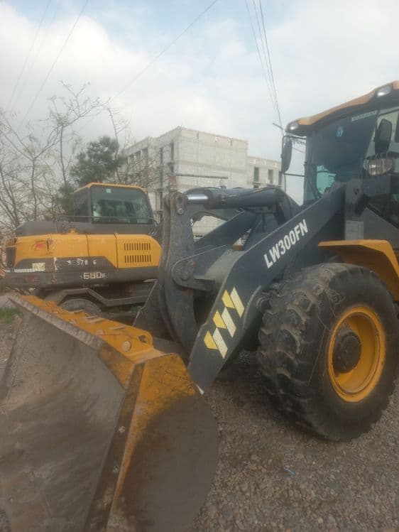 Pogruzchik 1.8 ekskavator xizmatlari. — 2