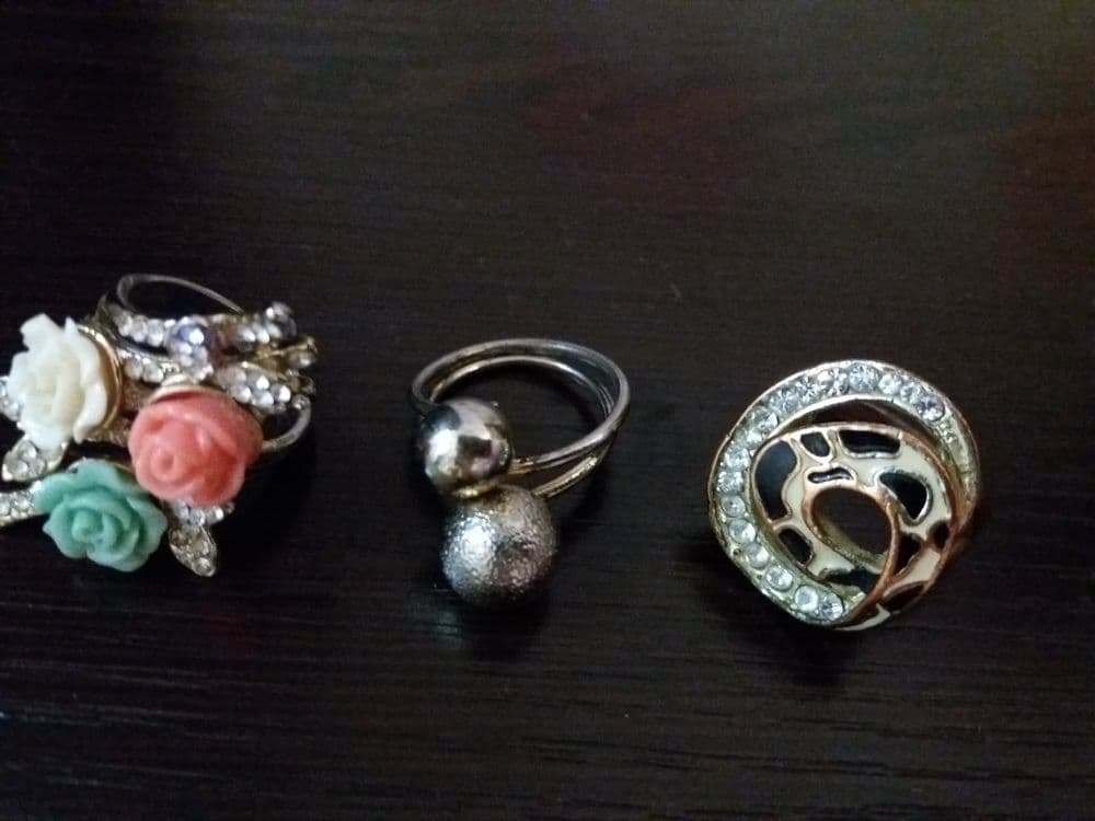 Серьги, кольца, бижутерия. — 3