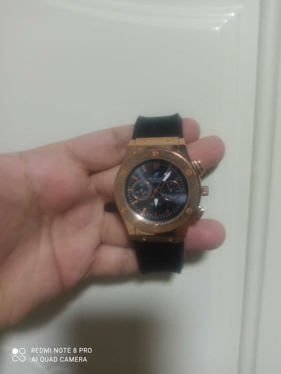 Hublot soat zolotistiy — 1