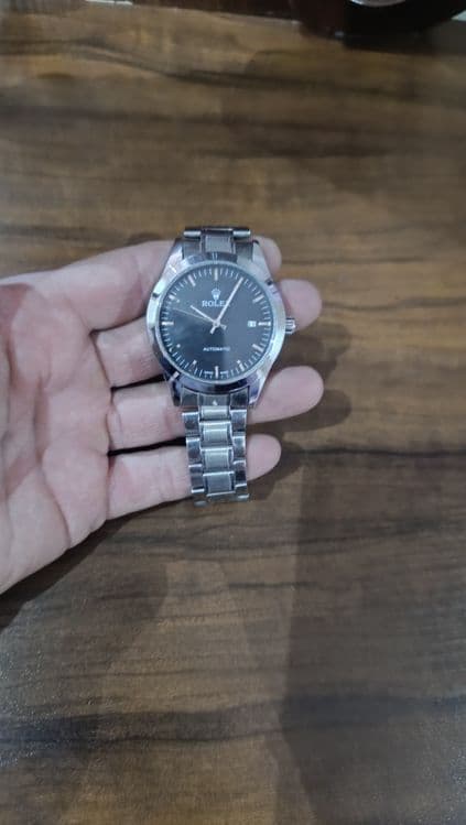 Rolex soat sotiladi. — 2