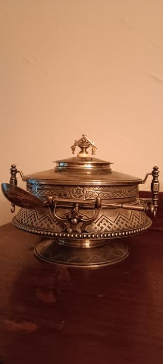 Старинная серебрянная сахарница. — 1
