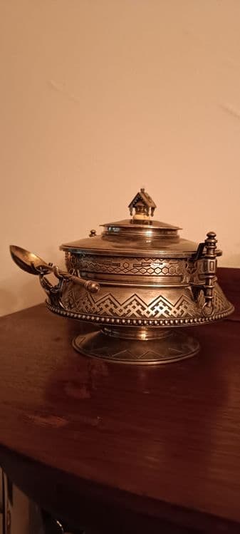 Старинная серебрянная сахарница. — 2