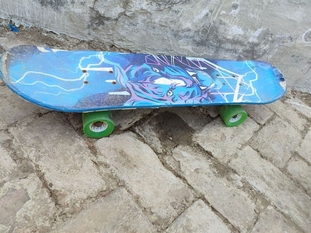 Skateboard sotiladi — 2