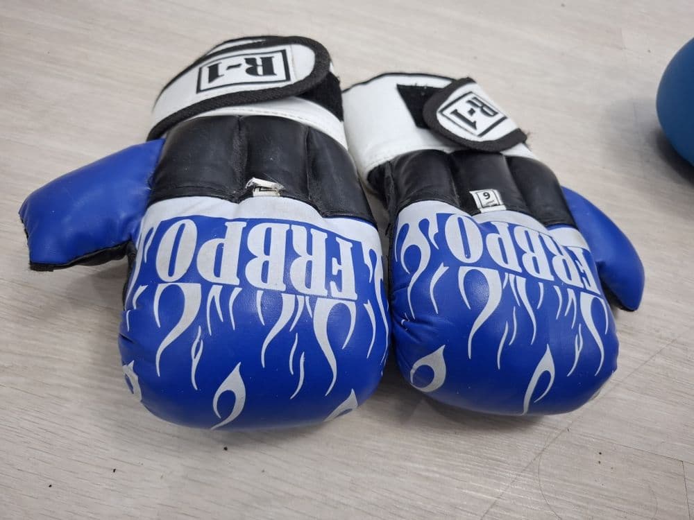 Karate qo'lqopi sotiladi
