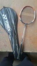 Raketka badminton sotiladi