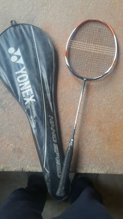 Raketka badminton sotiladi