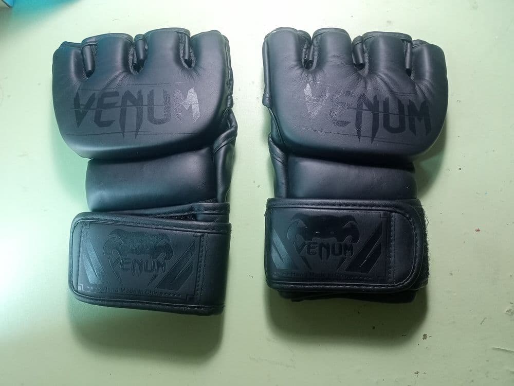 VENUM MMA perchatkasi sotiladi.