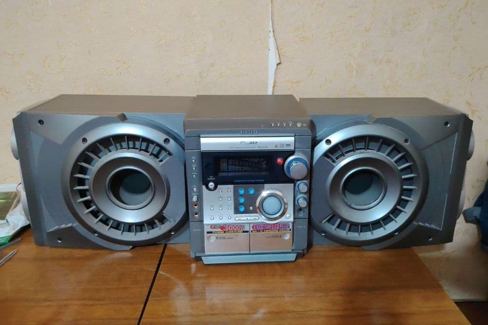 Muzikalni sentir sotiladi 3000w ishlashi zur pulti bor antenasi bor — 2