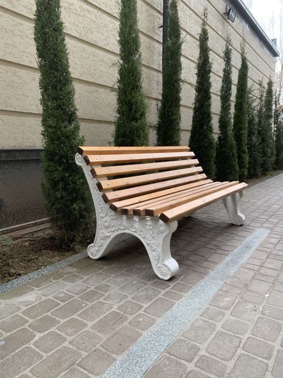 Скамейка сделанная из бетона c красивыми узорами. — 1