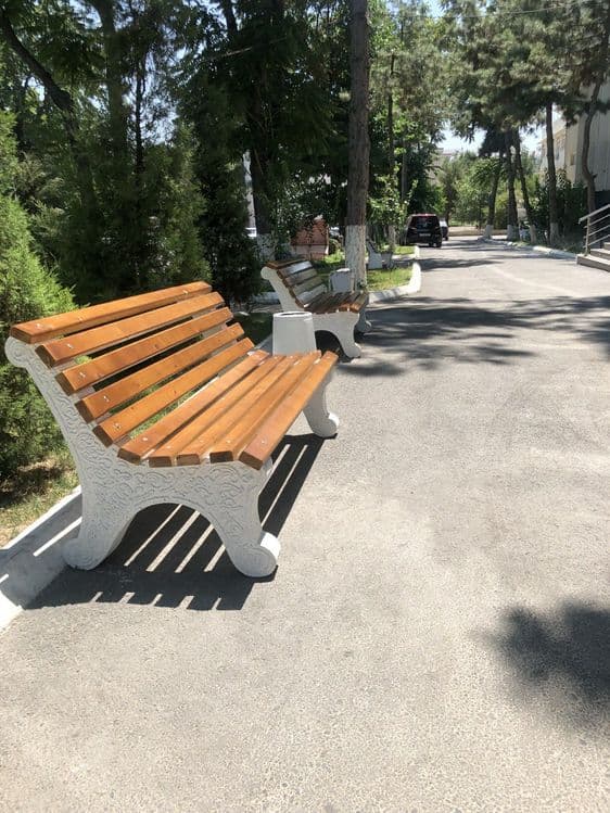 Скамейка сделанная из бетона c красивыми узорами. — 2
