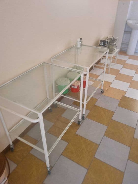 Столик передвижной процедурный стеклянный — 3